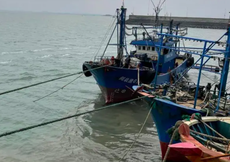 江苏连云港渔船靠岸使用缆绳进行固定
