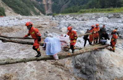 四川泸定地震救援人员用登山安全绳转移被困群众