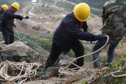 缆绳保障岩壁生态修复师们的人身安全