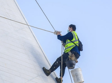 10岁济南美术馆开始粉刷修缮，缆绳成工人高空防坠设备